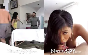 asiatica devorando o pau de um desconhecido em cena quente