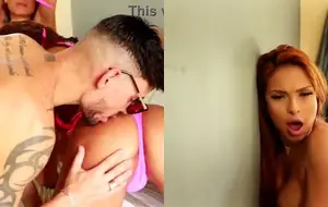 Gostosa dando o cu enquanto outra ruiva peituda manda muito
