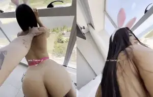 Novinha dando a buceta com uma quicada que deixa todo mundo louco