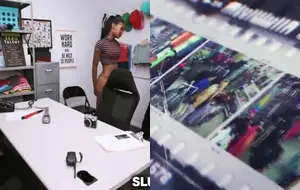 Novinha perdendo a virgindade com segurança após ser pega furtando