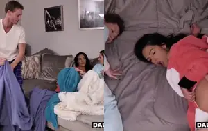 Novinhas transando gostosas com dois caras em cena quente