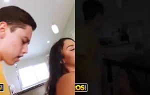Homem e mulher fazendo sexo na cozinha após boquete ousado debaixo da mesa