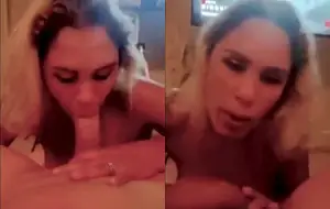 Mulher gostoso fazendo sexo com o amigo da esposa numa suruba de perder a cabeça