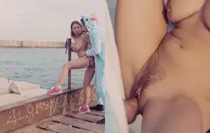 Novinha dançando pelada na praia e dando pro malandro de fantasia