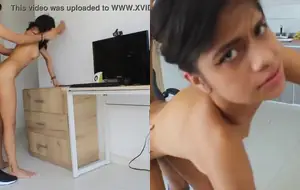 Novinha dando a buceta no quarto escondido antes da familia chegar