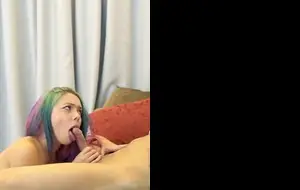 Novinha puta se exibe peladinha e dança para tarado antes de levar rola de quatro