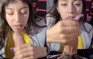 Safadinha tocou punheta com os pés para o malandro e finalizou no boquete para levar uma gozada