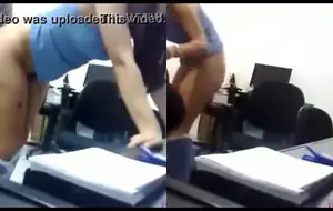 Novinha dando a buceta pro professor em cena quente de safadeza