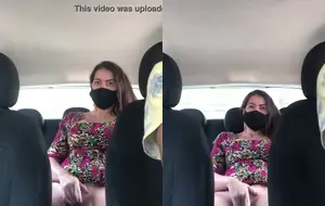 Siririca gostosa na frente do motorista que ficou de pau duro vendo a exibida se tocando