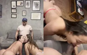 Homem transando com cachorra enquanto dupla de garotas tesudas fazem ménage intenso