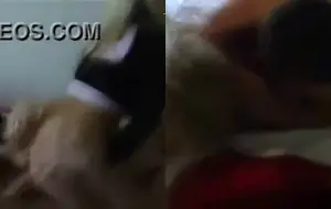 Magrinha nua loura gemendo enquanto leva rola na buceta